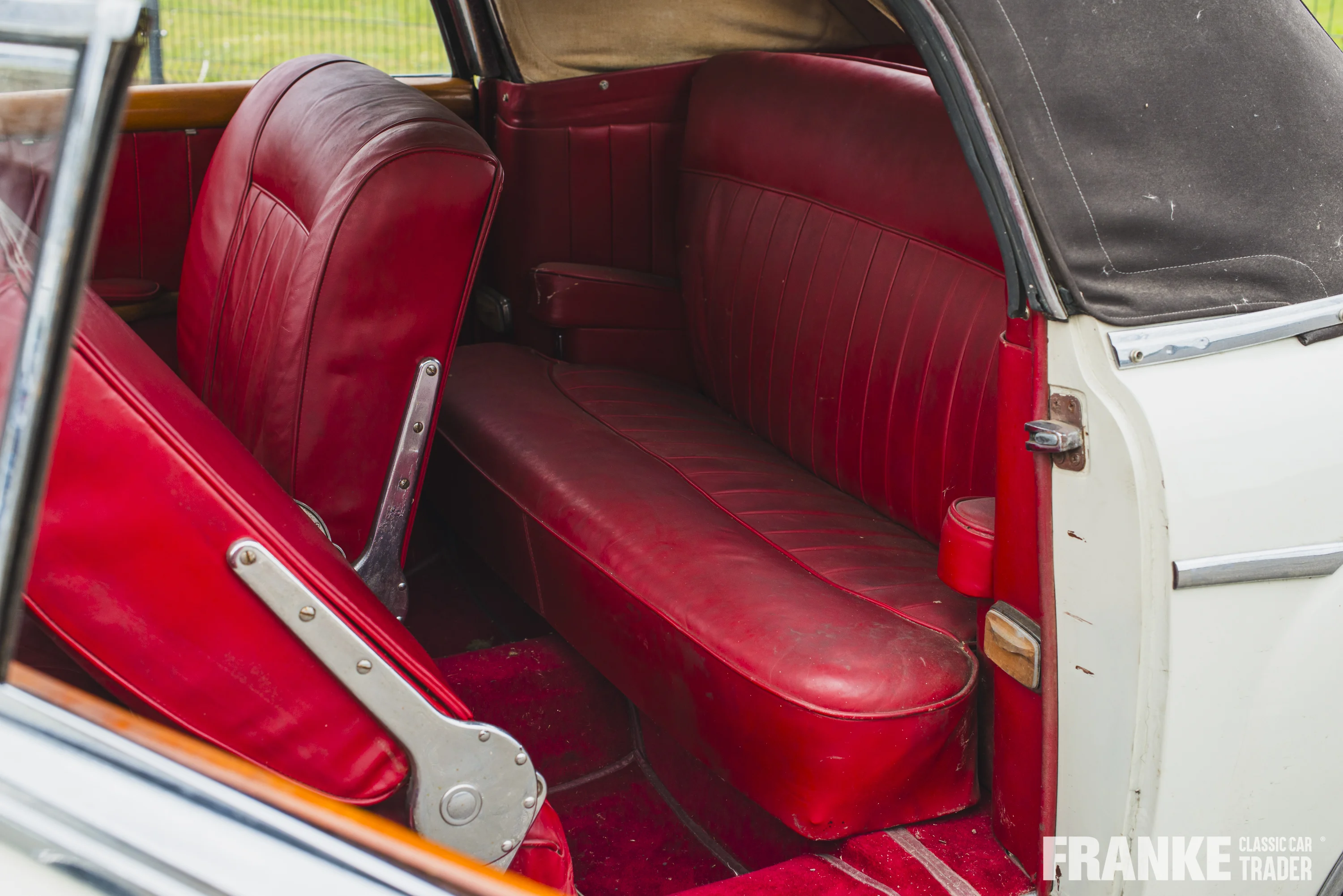 Mercedes-Benz 220 S Cabriolet - 17 mercedes 220 s cabrio beige3968 - 1-2024